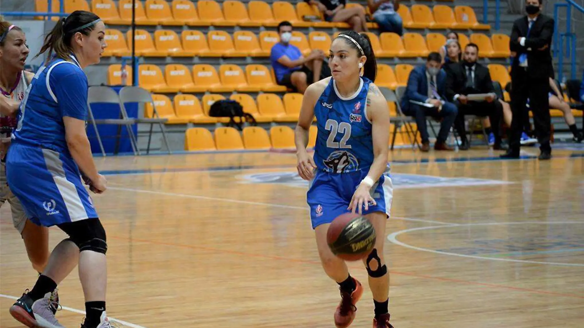 Basquetbolista de Lobas de Aguascalientes en la duela